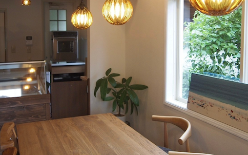 店内イメージ。手作りガラスのライトやキャンドルがゆったりした空間を演出。